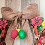 Великденски венец с боядисани шишарки 